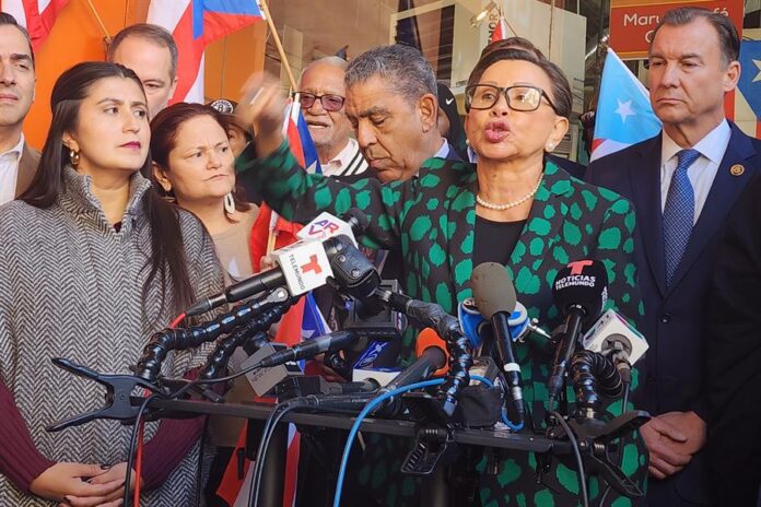 La congresista Nydia Velázquez (c) habla durante una rueda de prensa