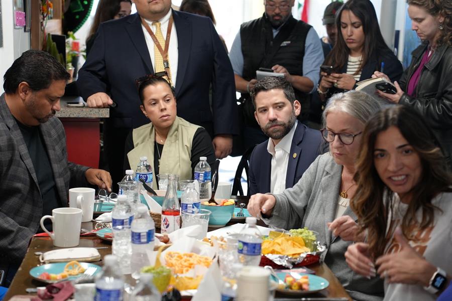 La congresista dem&oacute;crata Susan Wild (i), visita un restaurante durante un recorrido por Pensilvania (1)