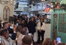 La vicepresidenta y candidata a las elecciones presidenciales de EE. UU., Kamala Harris, habla con simpatizantes (1)