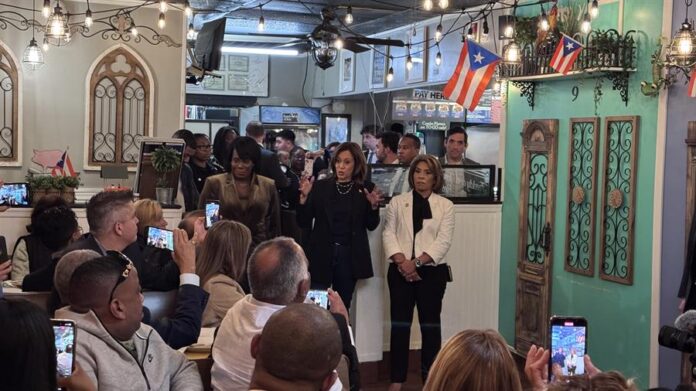 La vicepresidenta y candidata a las elecciones presidenciales de EE. UU., Kamala Harris, habla con simpatizantes (1)