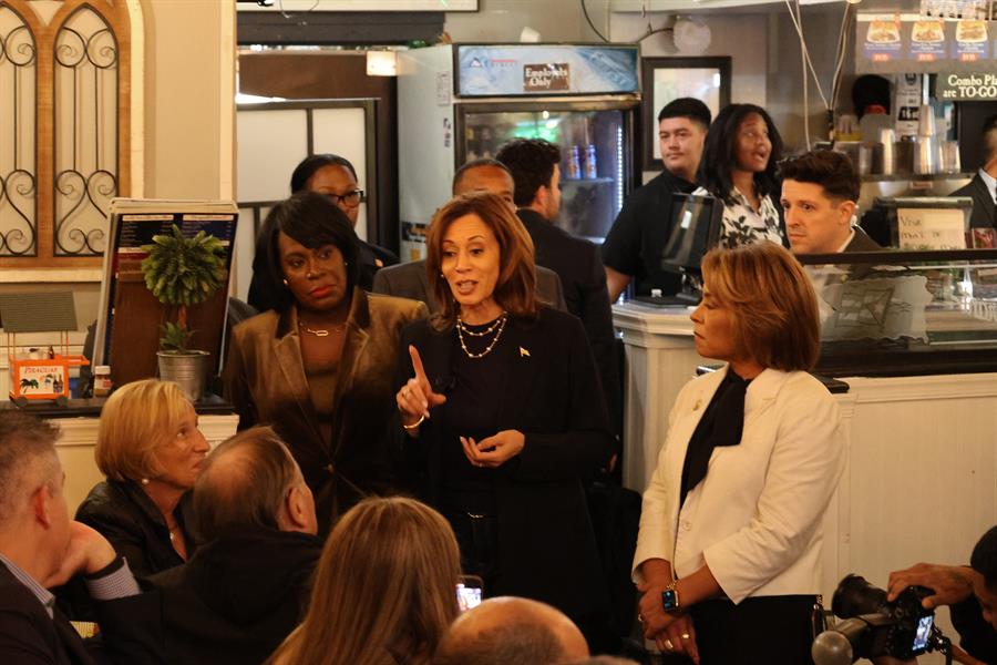 La vicepresidenta y candidata a las elecciones presidenciales de EE. UU., Kamala Harris, habla con simpatizantes este domingo, en el restaurante 'Freddy & Tony's' en Filadelfia 