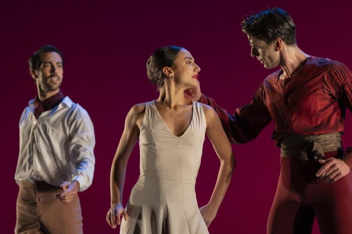 Los bailarines Carlos Romero (I), Tania Martín (c) y el bailaron español Sergio Bernal (d) participan en un ensayo