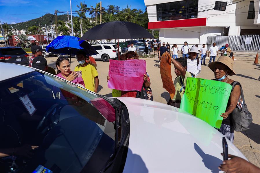 Manifestantes protestan durante una visita de la presidenta de México, Claudia Sheinbaum,
