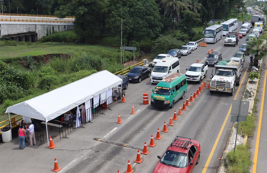 Personal del Instituto Nacional de Migración realiza retenes para detener a migrantes en las principales carreteras este viernes, en el municipio de Tapachula