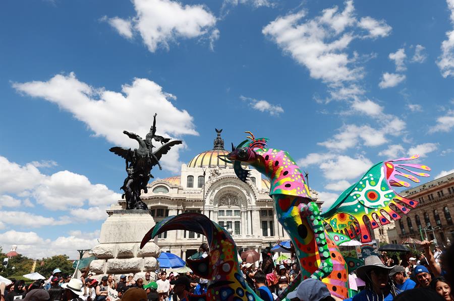 Personas asisten al desfile de alebrijes este sábado, en Ciudad de México (2)