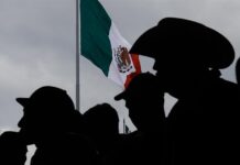 Personas escuchan el discurso de la presidenta de México, Claudia Sheinbaum