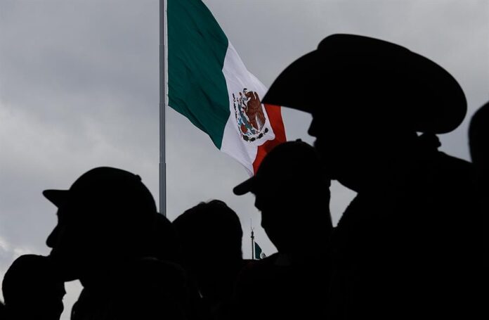 Personas escuchan el discurso de la presidenta de México, Claudia Sheinbaum