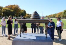 Aparece figura en bronce de excremento frente al Capitolio para recordar el asalto de 2021 Personas observan una figura en bronce de un escritorio con un excremento encima, instalado en el National Mall cerca del Capitolio