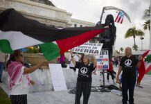 Personas participan en una concentración frente al Capitolio a favor de Palestina este sábado, en Fajardo