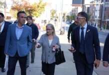 Pete Aguilar (i), presidente del Caucus Demócrata de la Cámara de Representantes de los Estados Unidos, y la congresista demócrata Susan Wild (c), realizan un recorrido por Pensilvania