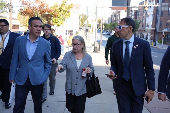 Pete Aguilar (i), presidente del Caucus Demócrata de la Cámara de Representantes de los Estados Unidos, y la congresista demócrata Susan Wild (c), realizan un recorrido por Pensilvania