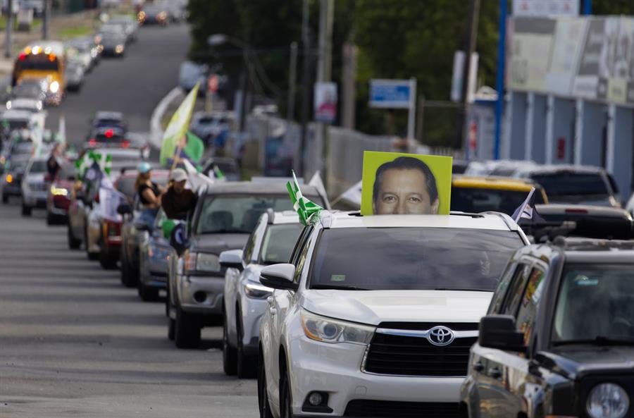 Simpatizantes de Alianza de País participan en sus vehículos en la 'Caravana del Triunfo', este sábado en San Juan ( (1)