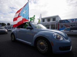 Simpatizantes de Alianza de País participan en sus vehículos en la 'Caravana del Triunfo', este sábado en San Juan ( (2)