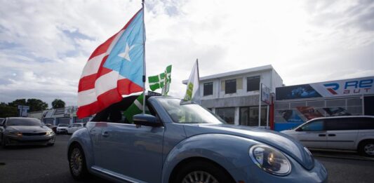 Simpatizantes de Alianza de País participan en sus vehículos en la 'Caravana del Triunfo', este sábado en San Juan ( (2)
