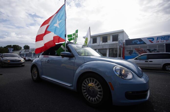 Simpatizantes de Alianza de País participan en sus vehículos en la 'Caravana del Triunfo', este sábado en San Juan ( (2) Simpatizantes de Alianza de País participan en sus vehículos en la 'Caravana del Triunfo', este sábado en San Juan ( (2)