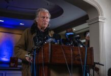 Steve Bannon se define como "preso político de Kamala Harris" tras salir de la cárcel Steve Bannon