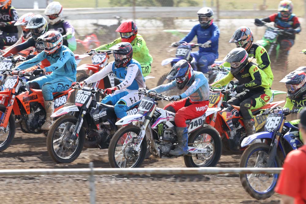 The athlete , Sebastian Balbuena demostrating his talent and aggessiveness at the start of the 250Pro Expert category (1)
