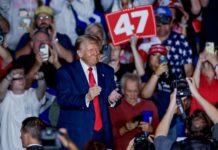 Donald Trump llama "enemigos internos" a los demócratas Nancy Pelosi y Adam Schiff Trump