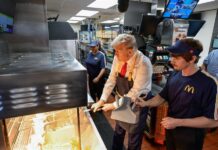 Trump cocina papas fritas en un McDonald's y afirma que Harris nunca trabajó en uno Trump