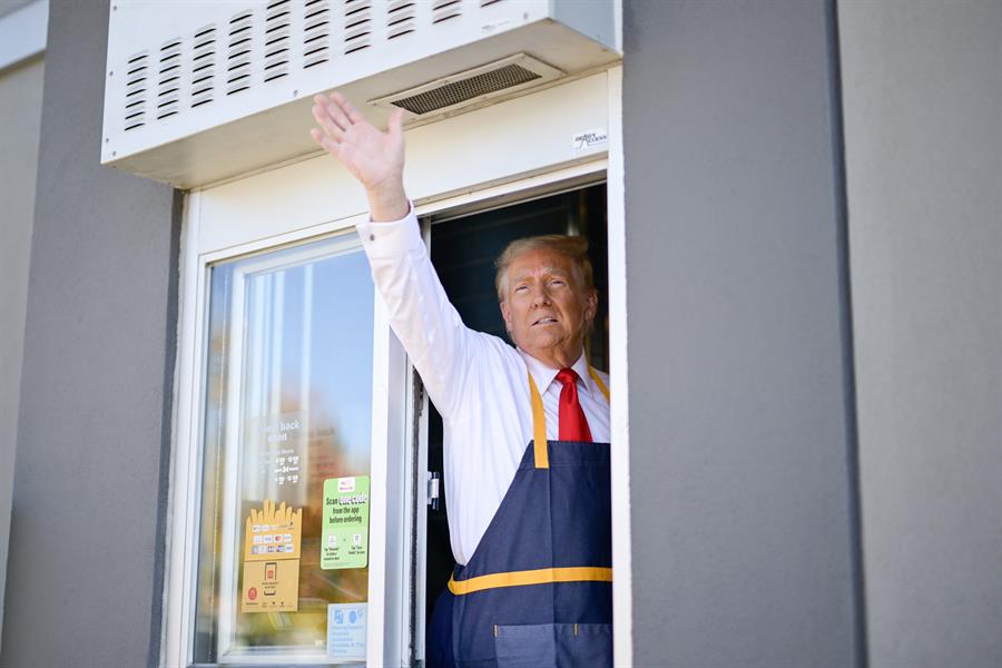 Trump saludando desde un local de McDonald's en Feasterville (2)
