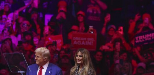 Trump y Kamala Harris en un mitin