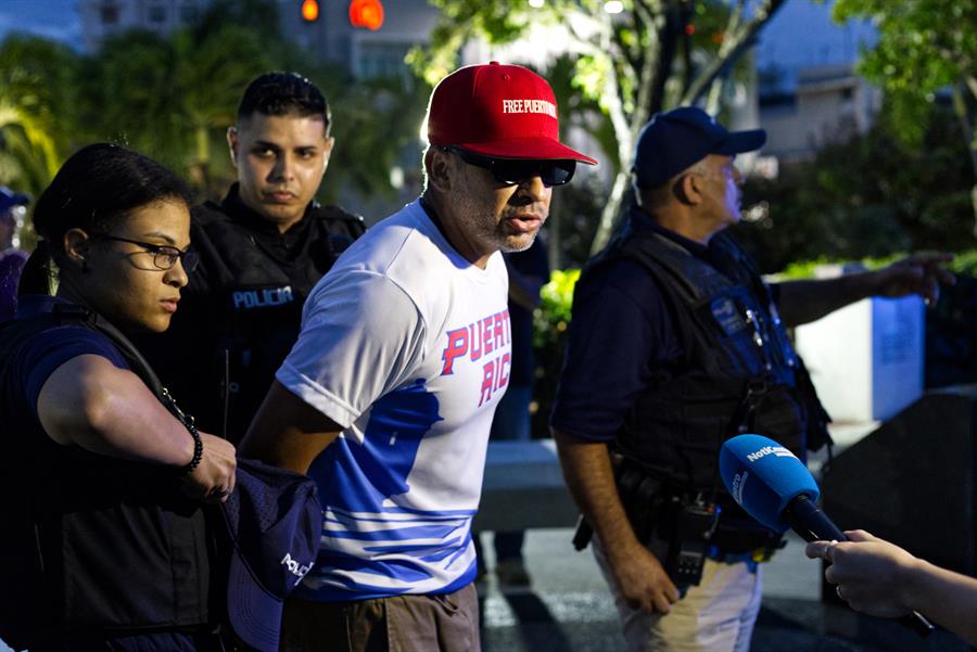 Una persona es detenida tras derramar pintura en una estatua, este martes en San Juan