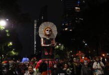 La Ciudad de México se llena de catrines por mega procesión previo al Día de Muertos