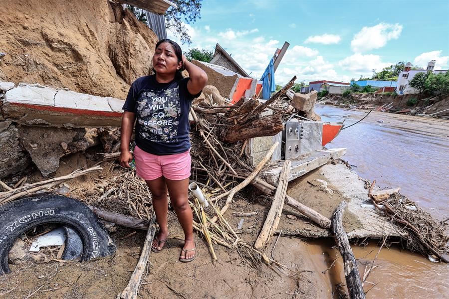 Ver&oacute;nica L&oacute;pez Galindo posa frente a los escombros de su casa, destruida por la creciente del r&iacute;o de San Agust&iacute;n tras el paso del hurac&aacute;n John