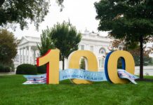 cartel con el número 100 para celebrar cumpleaños de Jimmy Carter