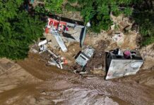 Las lluvias del huracán John derrumban casas y sueños de familias en el mexicano Acapulco creciente del río de San Agustín, tras el paso del huracán John