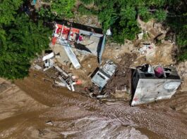 Las lluvias del huracán John derrumban casas y sueños de familias en el mexicano Acapulco creciente del río de San Agustín, tras el paso del huracán John