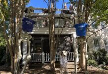 La inflación modera en un Halloween marcado por la campaña electoral decoración de Halloween con dos esqueletos portando camisetas de la formula electoral Harris-Walz, y de Trump-Vance