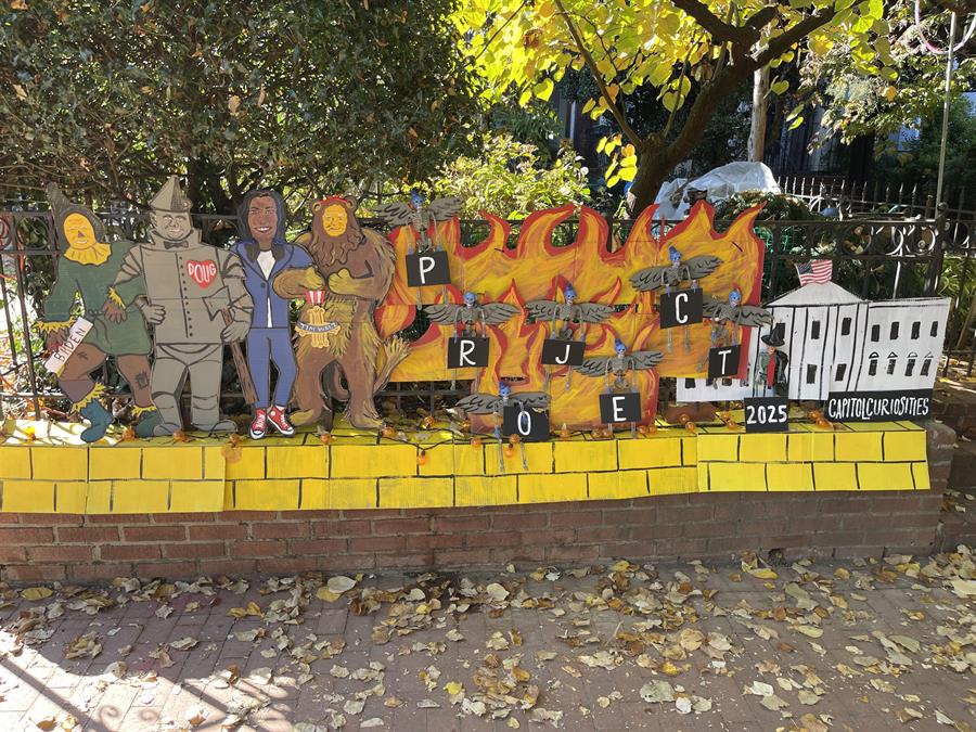 decoraci&oacute;n de Halloween con la versi&oacute;n del 'Mago de Oz' y donde aparecen el presidente Joe Biden, como El espentap&aacute;jaros