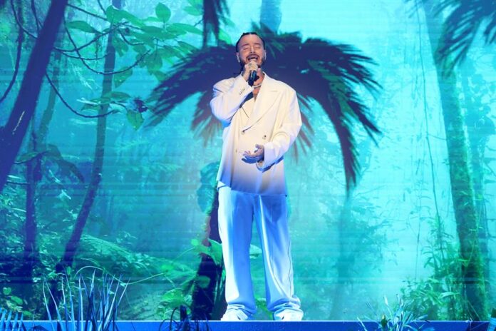 el cantante colombiano J Balvin cantando durante la ceremonia de entrega de los premios Billboard