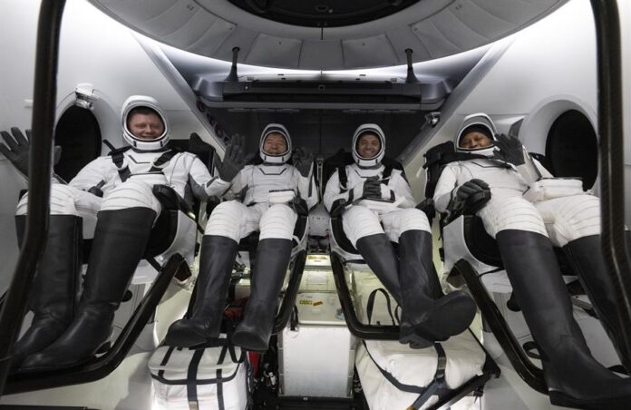 el cosmonauta de Roscosmos, Alexander Grebenkin (i); los astronautas de la NASA Michael Barratt (2i), y Matthew Dominick (2d), y Jeanette Epps el cosmonauta de Roscosmos, Alexander Grebenkin (i); los astronautas de la NASA Michael Barratt (2i), y Matthew Dominick (2d), y Jeanette Epps