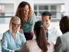 El 68 % de los latinos cree que trabajar duro ya no es sinónimo de una buena vida empresarios en una reunión de trabajo