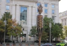 Nueva estatua recuerda cerca de la Casa Blanca a supremacistas que Trump defendió en 2017 estatua con forma de antorcha que en su placa se denomina 'La llama perdurable de Donald Trump' (3)