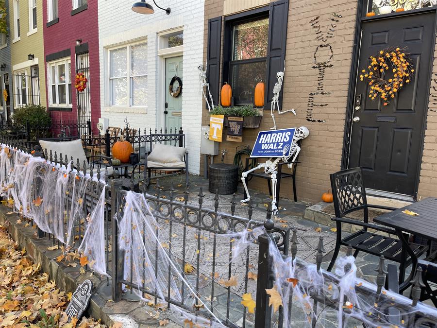 fachada de una casa decorada para Halloween con una pancarta de la formula electoral Harris-Walz en Washington