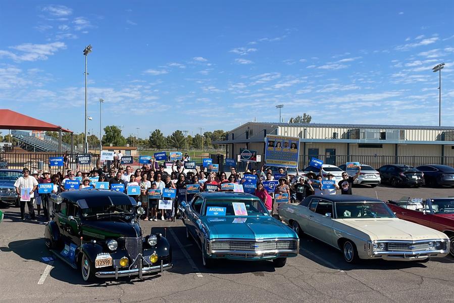 grupo de los llamados 'Kamala Riders', coleccionistas latinos de coches &lsquo;lowriders&rsquo;