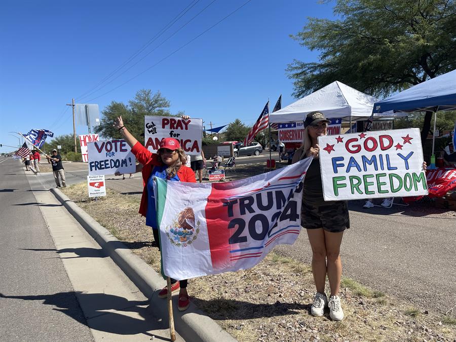 la mexicana Betty Rivas (i) haciendo campa&ntilde;a a favor del expresidente republicano, Donald Trump, cerca a su restaurante Sammy's Mexican Grill, en Catalina