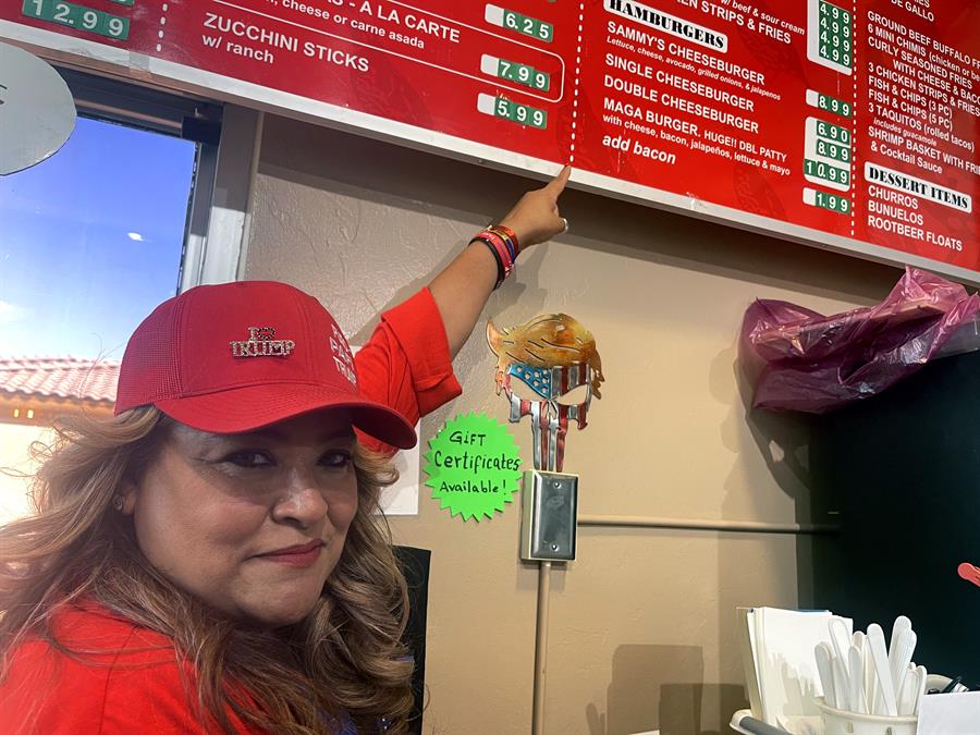 la mexicana Betty Rivas, se&ntilde;alando el costo de su hamburguesa 'MAGA Burguer'