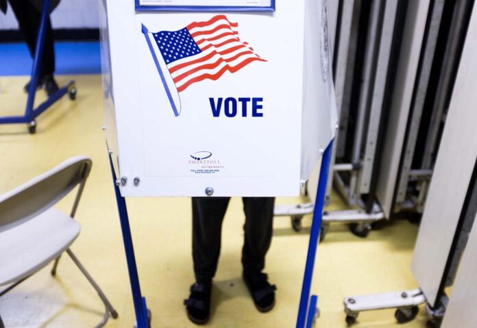 Estadounidenses acuden a votar en las elecciones legislativas