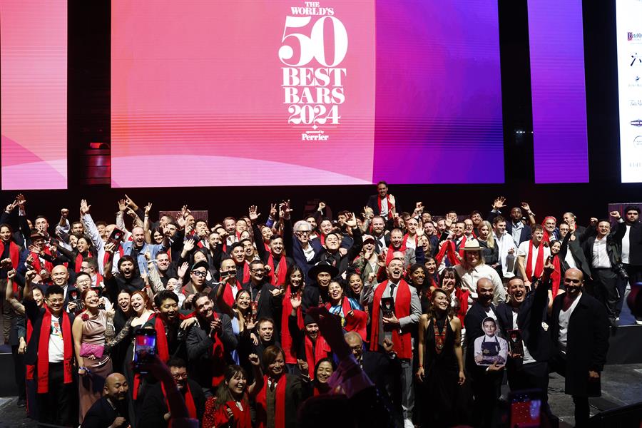 los galardonados en la ceremonia de entrega de los World's 50 Best Bars 2024