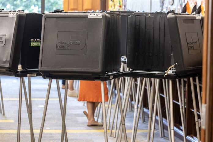 maletas con votos en Miami
