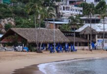Operadores turísticos de Acapulco en alerta por lluvias, pero acusan falta de visitantes