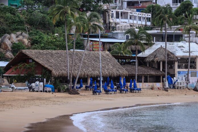 negocio cerrado ante el pronóstico de fuertes lluvias, este jueves en Acapulco