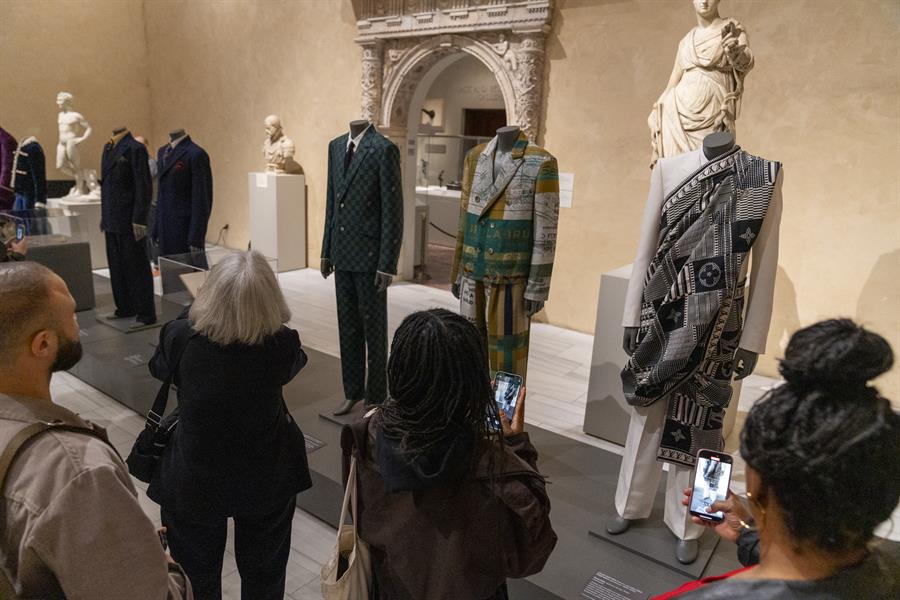trajes que forman parte de la exposici&oacute;n 'Superfine Tailoring Black Style'
