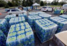 transportan agua envasada tras el pasi del huracán
