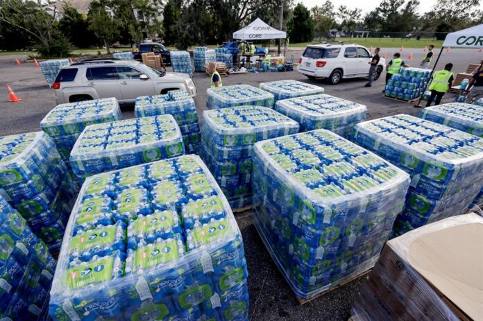 transportan agua envasada tras el pasi del huracán