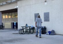 una persona sin hogar caminando por el pasillo de entrada del Ayuntamiento de Tucson en Arizona